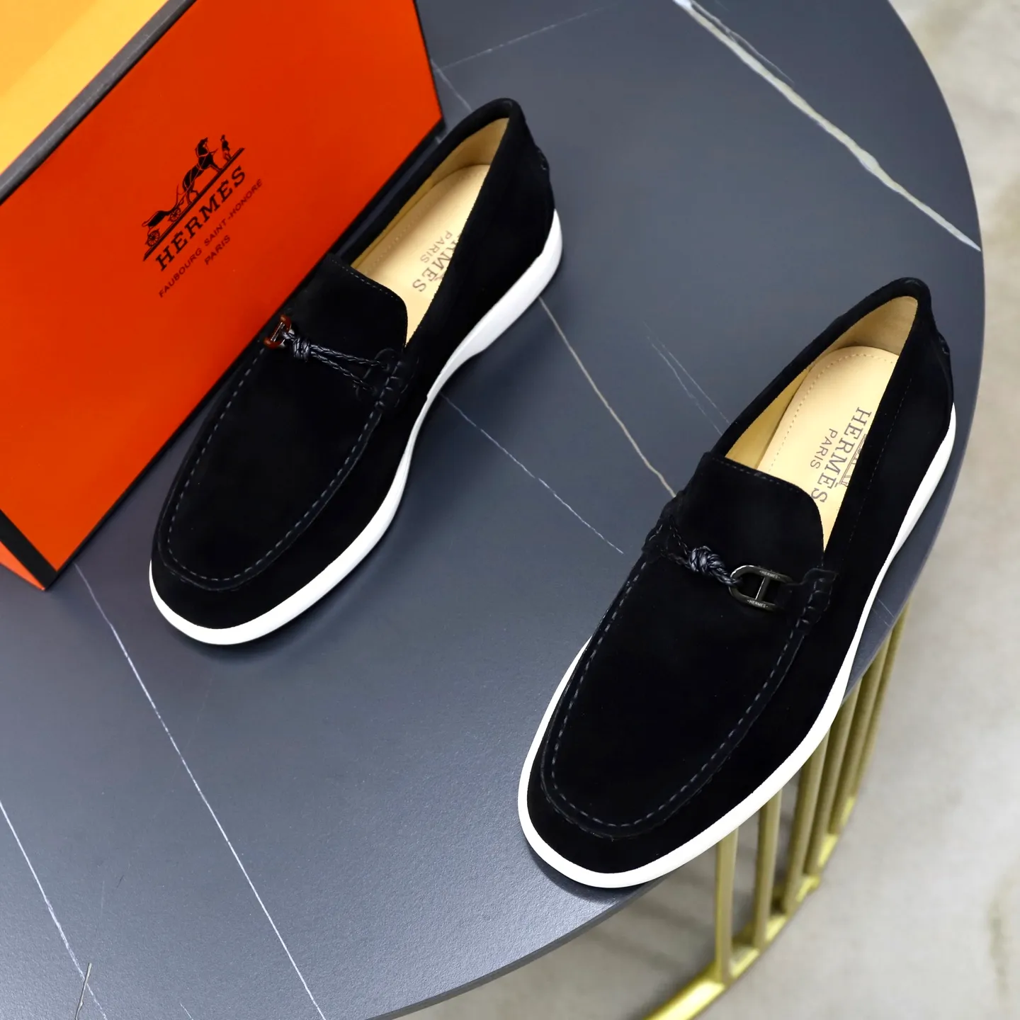 Ex-factory price: 540💰Hermès/Hermès slip-on men's shoes. This shoe is made of imported cow suede leather, with simple and smooth lines, and a 3CM rubber foam ultra-light sole combined with aerodynamic design! Youthful and fashionable, H button decoration, contrasting leather embellishment on the heel, calf lining to gently wrap your feet, with embossed logo cowhide feet, leather rock strips, casual and urban style, highlighting youthful vitality, sports and leisure version, super versatile Size number: 38-39-40-41-42-43-44 Standard leather shoe size (45 can be customized but does not support returns)